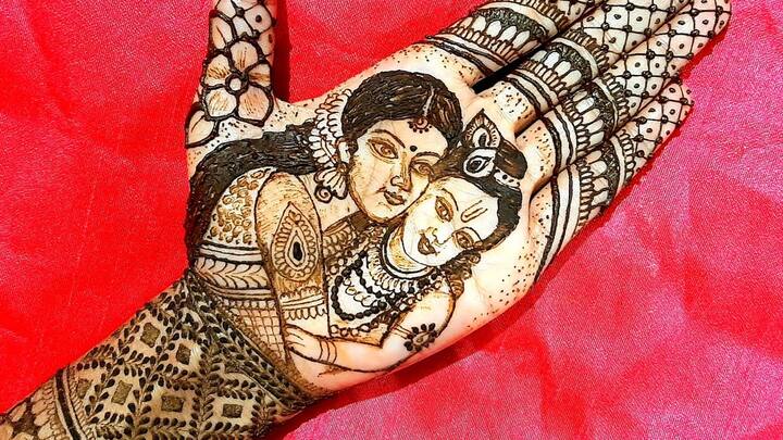 ਤੁਸੀਂ ਆਪਣੇ ਹੱਥਾਂ 'ਤੇ ਸ਼੍ਰੀ ਕ੍ਰਿਸ਼ਨ ਅਤੇ ਗਾਂ ਦੀ ਇਹ ਸੁੰਦਰ ਮਹਿੰਦੀ ਡਿਜ਼ਾਈਨ ਵੀ ਬਣਾ ਸਕਦੇ ਹੋ। ਇਹ ਡਿਜ਼ਾਈਨ ਦੂਜੇ ਡਿਜ਼ਾਈਨਾਂ ਤੋਂ ਕਾਫੀ ਵੱਖਰਾ ਹੈ।