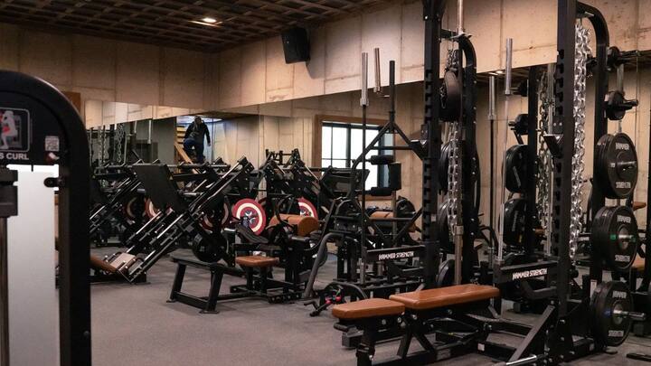 तो कई लोग ऐसे भी होते हैं. जो डंबल का इस्तेमाल करने के बाद उसे ऐसे ही कहीं छोड़ देते हैं. लेकिन ऐसा करना भारी पड़ सकता है.