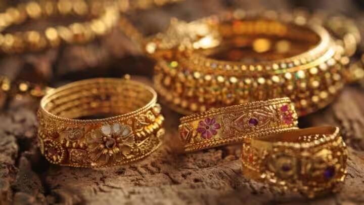 વાસ્તવમાં, વૈજ્ઞાનિકો માને છે કે પૃથ્વીની અંદર હાજર સોનું પૃથ્વીની મિલકત નથી. વૈજ્ઞાનિકોના મતે સોનું પૃથ્વી પર અવકાશમાંથી આવ્યું છે.