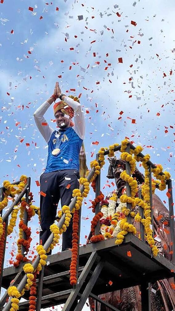 ऑलिंपिक विजेता स्वप्निल कुसाळेची त्याच्या मूळ गावी काढली हत्तीवरून मिरवणूक