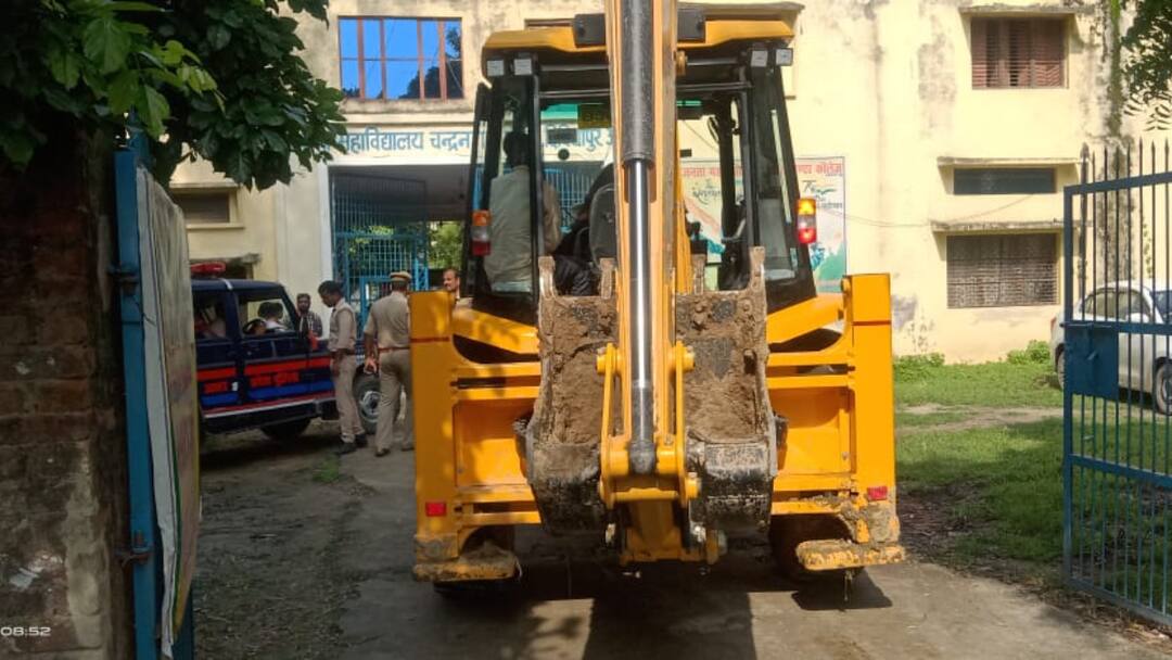 Auraiya News: ग्रामसभा की जमीन पर बने जनता महाविद्यालय पर चला बुलडोजर, प्रबंधक के खिलाफ मुकदमा दर्ज Auraiya Bulldozer runs on school built on Gram Sabha land Case filed against the manager ann Auraiya News: ग्रामसभा की जमीन पर बने जनता महाविद्यालय पर चला बुलडोजर, प्रबंधक के खिलाफ मुकदमा दर्ज