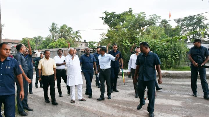 बिहार के मुख्यमंत्री नीतीश कुमार ने गुरुवार को मुजफ्फरपुर-हाजीपुर फोरलेन के निर्माणाधीन बाइपास एनएच-77 का निरीक्षण किया.