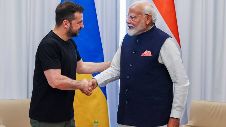 भारतीय समय के मुताबिक पीएम मोदी आज 22 अगस्त यानी की गुरुवार को पोलैंड से यूक्रेन की राजधानी कीव के लिए प्रस्थान करेंगे और कल यानी की 23 अगस्त को यूक्रेन पहुंच जाएंगे. पीएम मोदी यूक्रेन में लगभग 7 घंटे बिताएंगे और यहां पर राष्ट्रपति वोलोदिमिर जेलेंस्की से मिलेंगे. इसी के साथ-साथ यह भी उम्मीद की जा रही है कि भारत और यूक्रेन के बीच कई मसलों पर चर्चा के साथ कई सौदों पर हस्ताक्षर भी हो सकते हैं.