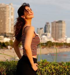 कभी होटल में करती थीं काम फिर हीरो को 23 बार किस कर बटोरी सुर्खियां, आज करोड़ों में है नेटवर्थ, पहचाना ?