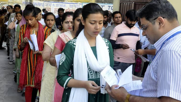 UP Police Constable Exam 2024 Officers Prohibited Wearing jeans T shirts and Colourful Clothes in Duty ANN 'रंग बिरंगे कपड़े और जींस टी शर्ट...' यूपी पुलिस भर्ती परीक्षा से पहले जारी हुआ अहम निर्देश