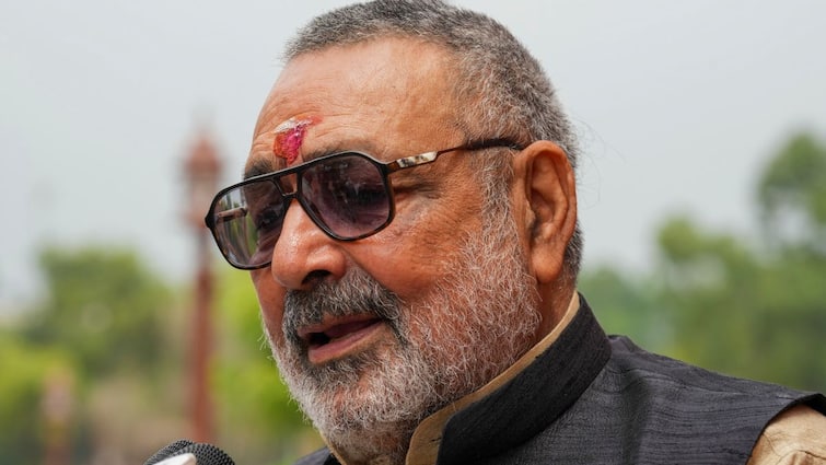 Bihar young man attacked on Union Minister Giriraj Singh during public hearing in Balia Begusarai ANN Bihar News: बेगूसराय में जनता दरबार के दौरान युवक ने किया गिरिराज सिंह पर हमला, पुलिस ने लिया ये एक्शन