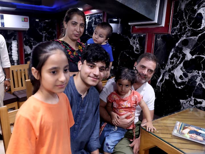 राहुल गांधी ने बताया कि आज़ादी के बाद यह पहला मामला है जब किसी राज्य को केंद्र शासित प्रदेश (यूटी) में बदल दिया गया है. उन्होंने इस बात पर ज़ोर दिया कि कांग्रेस पार्टी के राष्ट्रीय घोषणापत्र में स्पष्ट रूप से कहा गया है कि जम्मू-कश्मीर और लद्दाख में लोगों के लोकतांत्रिक अधिकारों को बहाल करना सर्वोच्च प्राथमिकता है.