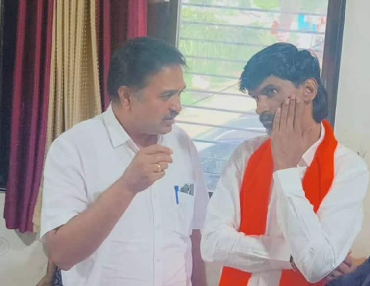 Madha vidhansabha Mla Babandada Shindes son Ranjit Singh Shinde met Manoj Jarange Patil आमदार बबनदादांचे पुत्र रणजितसिंह शिंदेंनी घेतली मनोज जरांगे पाटलांची भेट, नेमकी काय झाली चर्चा?