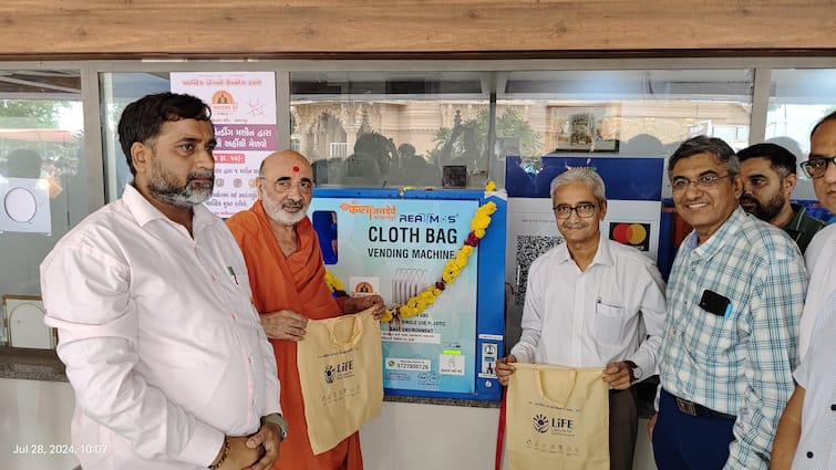 ATM machines for cloth bags were installed in temples of Gujarat Gandhinagar: હવે ATMમાંથી નિકળશે કાપડની થેલીઓ, ગુજરાતને પ્લાસ્ટિક મુક્ત બનાવવા અનોખી પહેલ