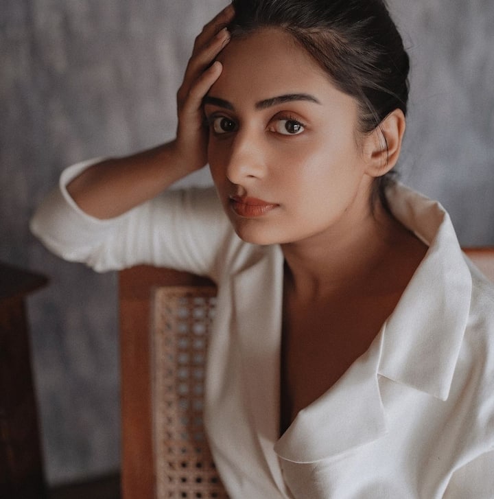 ఇంకా చిన్నారి అంటారేంటి.. హీరోయిన్ ఆఫర్ల కోసం ఎదురుచూస్తుంటే అంటోంది ఎస్తర్ అనిల్. అందుకే వరుస ఫొటోషూట్స్ తో సోషల్ మీడియాను హీటెక్కించేస్తోంది...