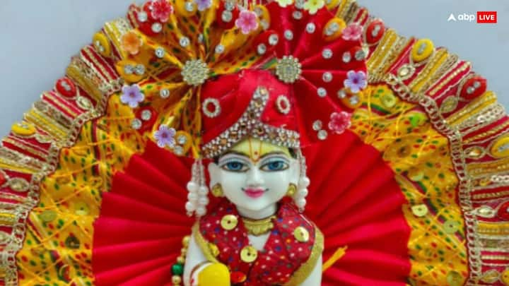 Shri Krishna Beautiful Dresses: इस साल जन्माष्टमी को यादगार बनाने के लिए आप लड्डू गोपाल को खूबसूरत पोशाक पहना सकते हैं. ये सभी पोशाक लड्डू गोपाल की खूबसूरती में चार चांद लगा देगी.