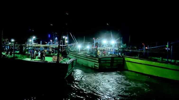 Tuticorin fishing port  boat fishermen went to sea After three days - TNN தூத்துக்குடியில் 3 தினங்களுக்கு பின்னர் கடலுக்கு சென்ற விசைப்படகு மீனவர்கள்
