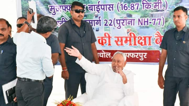 Nitish Kumar News: सीएम नीतीश इन दिनों विकास कार्यों को लेकर एक्शन मोड में हैं. गुरुवार को मुजफ्फरपुर में पहुंच कर कई योजनाओं का निरीक्षण कर अधिकारियों को जल्द पूरा करने का निर्देश दिए.