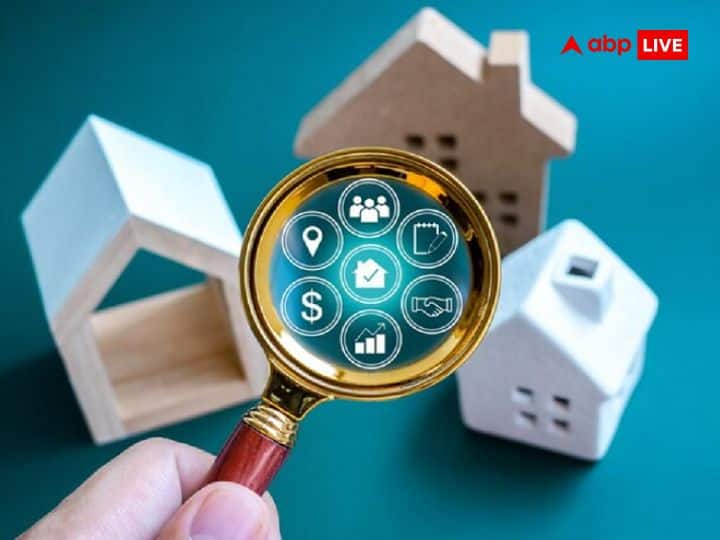 सकारात्मक ऊर्जा के संचार के लिए हम घर के निर्माण से लेकर रख-रखाव आदि वास्तु अनुसार करते हैं. लेकिन देवी-देवताओं की मूर्ति या तस्वीर भी वास्तु के अनुसार उचित दिशा में रखनी चाहिए. इससे घर पर सुख-समृद्धि का वास होता है.