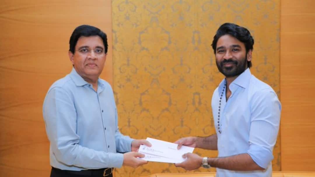Dhanush : ராயன் வெற்றியால் குஷியான தயாரிப்பாளர்...நடிகர் இயக்குநர் என தனுஷுக்கு டபுள் செக் Mr Kalanithi Maran congratulated dhanush for the grand success of Raayan and presented 2 cheques to him Dhanush : ராயன் வெற்றியால் குஷியான தயாரிப்பாளர்...நடிகர் இயக்குநர் என தனுஷுக்கு டபுள் செக்