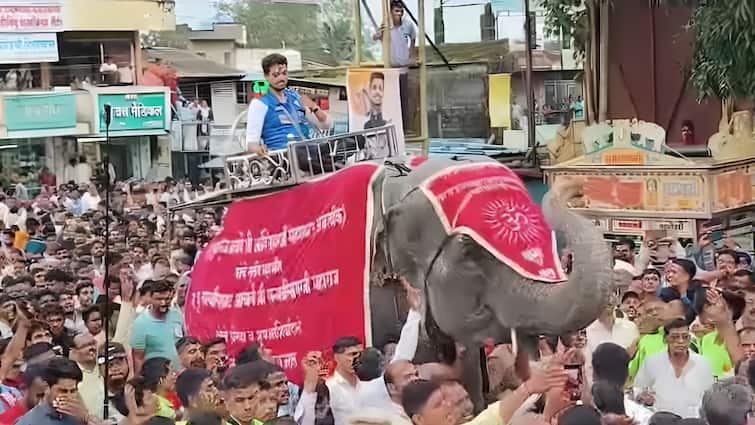 Paris Olympics 2024 bronze medal winner Swapnil Kusale gets grand welcome in Kolhapur by sitting on Elephant watch video Swapnil Kusale: ओलंपिक चैंपियन स्वप्निल कुसाले का हाथी पर बिठाकर किया गया स्वागत, पहुंचे कोल्हापुर