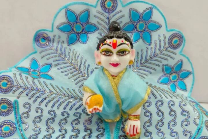 आसमानी कलर की ये पोशाक आपके लड्डू गोपाल पर काफी अच्छी लगेगी. आप इस पोशाक को किसी टेलर से बनवा सकते हैं.