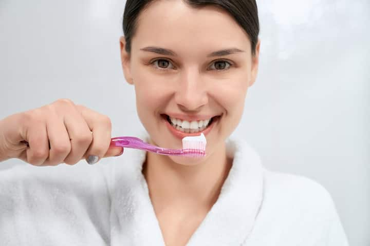 To strengthen the gums, the most important thing is to brush them daily. This will not only keep them healthy, but also prevent bacteria and other dental diseases.