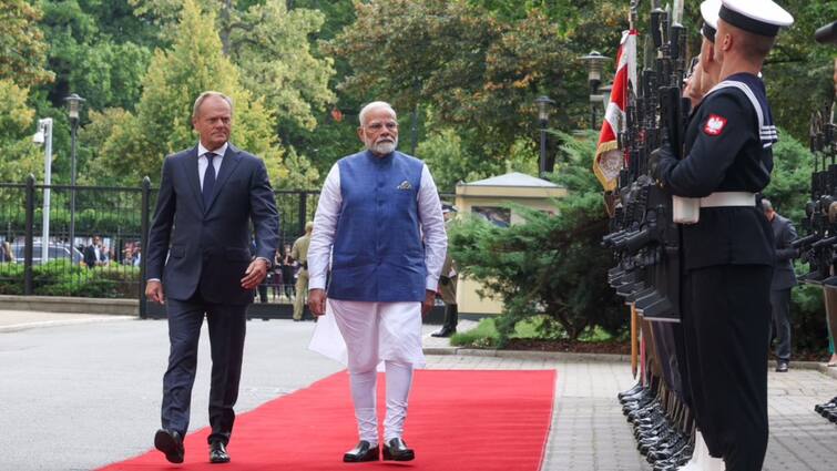 PM Modi First Indian Prime Minister To Visit Poland Warsaw Receives Grand Welcome PM Modi Receives Grand Ceremonial Welcome At Poland's Federal Chancellery — WATCH