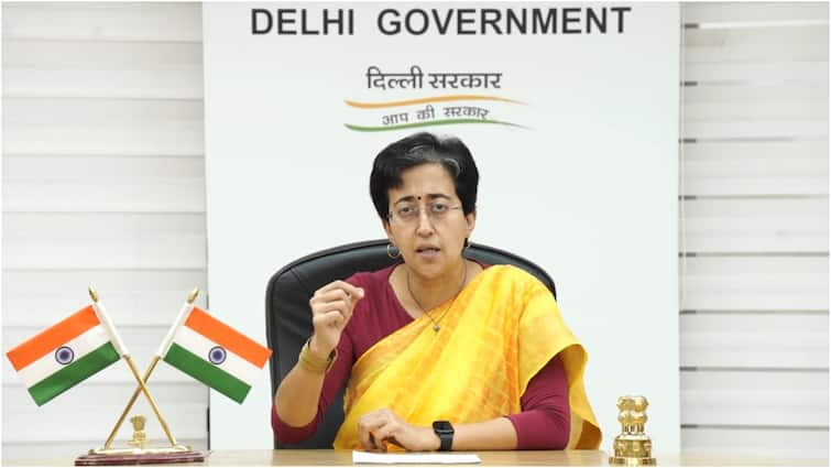 Delhi cm arvind kejriwal picture did not feature on independence day ad atishi sent notice to officials Delhi: सरकारी विज्ञापन से सीएम अरविंद केजरीवाल की तस्वीर गायब, आतिशी ने अब जारी कर दिया नोटिस