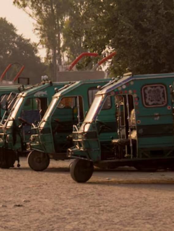 पाकिस्तान में रेड लाइट तोड़ने का क्या है जुर्माना?