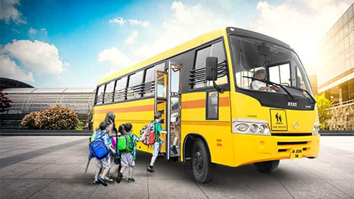 School Bus : ਹਾਦਸਿਆਂ ਤੋਂ ਬਚਣ ਲਈ ਸਕੂਲੀ ਬੱਸਾਂ ਨੂੰ ਮੁੱਖ ਤੌਰ 'ਤੇ ਪੀਲਾ ਰੰਗ ਦਿੱਤਾ ਜਾਂਦਾ ਹੈ। ਅਸੀਂ ਸਾਰੇ ਜਾਣਦੇ ਹਾਂ ਕਿ ਲਾਲ ਰੰਗ ਦੀ ਤਰੰਗ ਲੰਬਾਈ 650 ਨੈਨੋਮੀਟਰ ਹੈ ਅਤੇ ਇਹ ਸਭ ਤੋਂ ਦੂਰੀ ਤੋਂ ਦਿਖਾਈ ਦਿੰਦੀ ਹੈ।