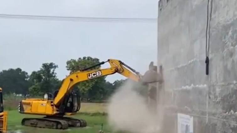 watch Ayodhya case Local administration demolishes illegal shopping complex Moid Khan video viral Watch: अयोध्या गैंगरेप मामले में आरोपी मोईद खान का शॉपिंग कॉम्पलेक्स गिराया, कब्रिस्तान पर कब्जा भी हटाएगा प्रशासन