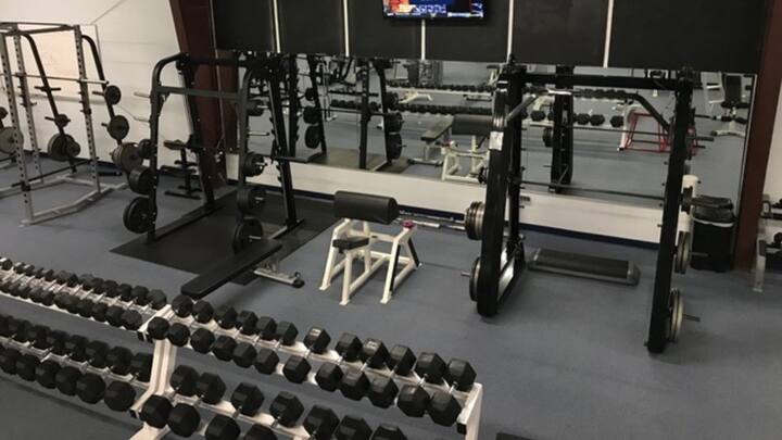 कई बार जिम में से ऐसी खबरें सामने आई हैं कि कोई डंबल किसी के सिर पर गिर गया. या किसी और चीज के टकराने से किसी को गंभीर चोट लग जाती है.