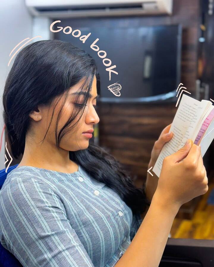 బుక్స్ చదివే అలవాటు ఎంత మంచిదో చెప్తూ.. Good book 📕 - the new found love of my life!! 💛 you’ve come late into my life but I am glad I found you! 🥰 అని రాసుకొచ్చింది.(Images Source : Instagram/Rashmika Mandanna)