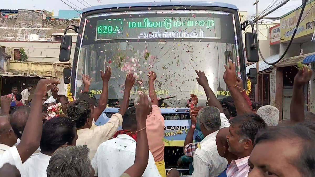 27 ஆண்டுக்கு பிறகு புதிய அரசு பேருந்து இயக்கம்... பூக்கள் தூவி வரவேற்ற கிராம மக்கள்