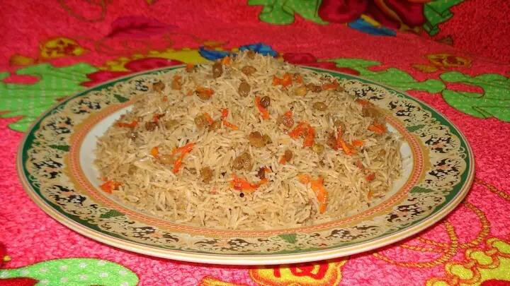 செய்முறை : முதலில் ஒரு பாத்திரத்தில் தண்ணீரை கொதிக்க வைத்து சோயாவை சேர்த்து 15 நிமிடத்திற்கு ஊறவைக்கவும் எடுத்துக் கொள்ளவும். அதன் பின் ஒரு கப் பாசுமதி அரிசியை தண்ணீரில் இருபது நிமிடத்திற்கு ஊறவைக்கவும்.