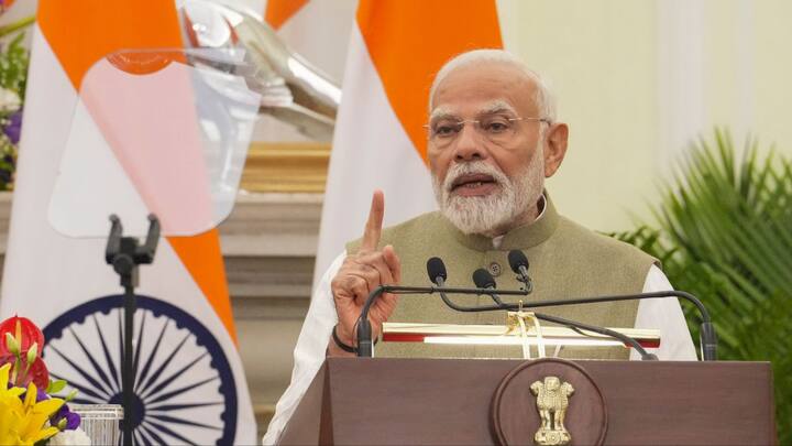 प्रधानमंत्री नरेंद्र मोदी पोलैंड दौरे पर हैं. इसके बाद 23 अगस्त को वह यूक्रेन भी पहुंच जाएंगे, लेकिन यूक्रेन का सफर हवाई सफर नहीं बल्कि ट्रेन से होगा. यह कोई आम ट्रेन नहीं बल्कि लग्जरी ट्रेन है, जहां पर वर्ल्ड क्लास की सुविधा मिलती हैं.