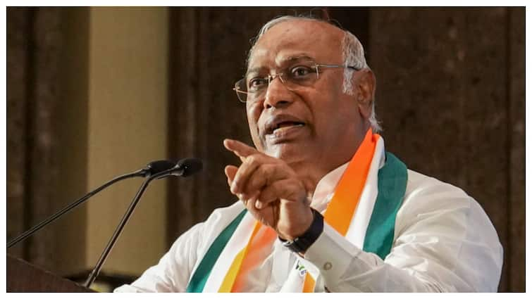 Under the leadership of Rahul we will fight to get statehood for Kashmir said Kharge said before the assembly elections. 'राहुल के नेतृत्व में कश्मीर को राज्य का दर्जा दिलाने की लड़ाई लड़ेंगे...', विधानसभा चुनाव से पहले से बोले खरगे