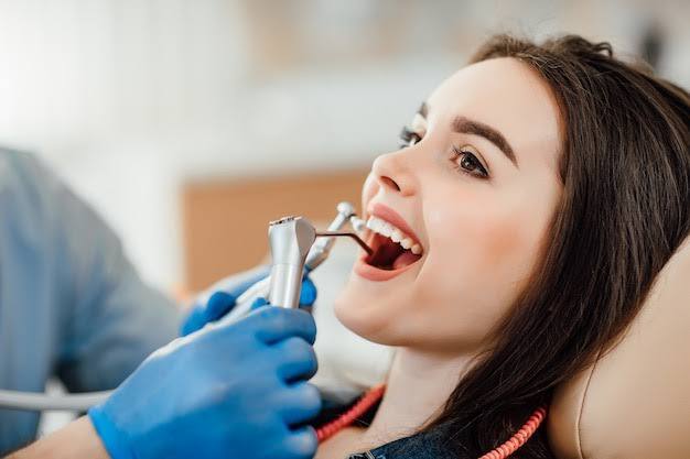 Apart from toothbrushing, daily flossing is also very important for the gums. Very often, food gets stuck between the teeth and on the edges of the gums. It is very important to clean them. Doing this is called flossing. When flossing, make sure that food does not get stuck between your teeth and gums.