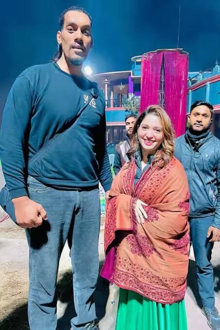 सुनील कुमार हा 7 फूट 6 इंच इतका उंच आहे. बॉलीवूड हंगामाच्या वृत्तानुसार, सुनील जम्मू-काश्मीर पोलीस दलात हवालदार आहे. सुनीलला त्याच्या  उंचीमुळे 'जम्मूचा ग्रेट खली' देखील म्हटले जाते.