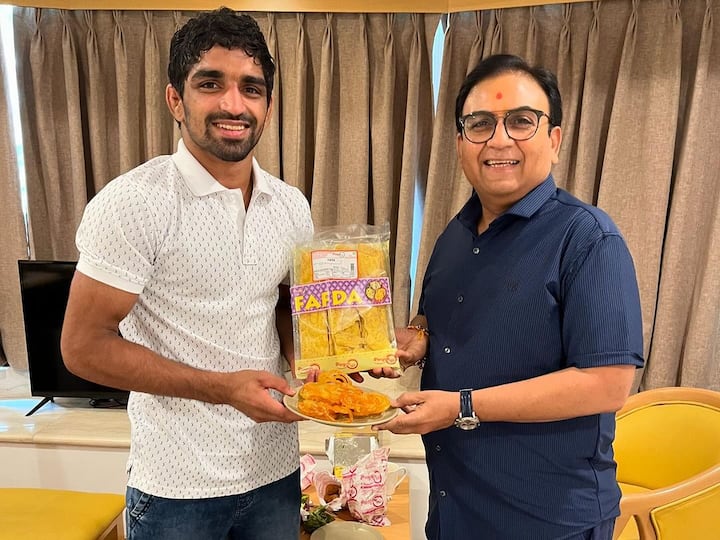 The meeting was made even more special when Dilip Joshi surprised Aman with a traditional Gujarati treat—Jalebi-Fafda.