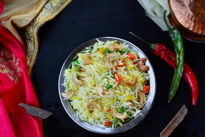 அடுத்தது ஒரு குக்கரில் நெய், எண்ணெய், பட்டை, கிராம்பு, பிரியாணி இலை, ஏலக்காய், சீரகம் சேர்த்து ஒரு நிமிடம் வதக்கவும். அதன் பின் நறுக்கிய வெங்காயம், பச்சை மிளகாய் சேர்த்து பொன்னிறமாக மாறும் வரை வதக்கவும்.