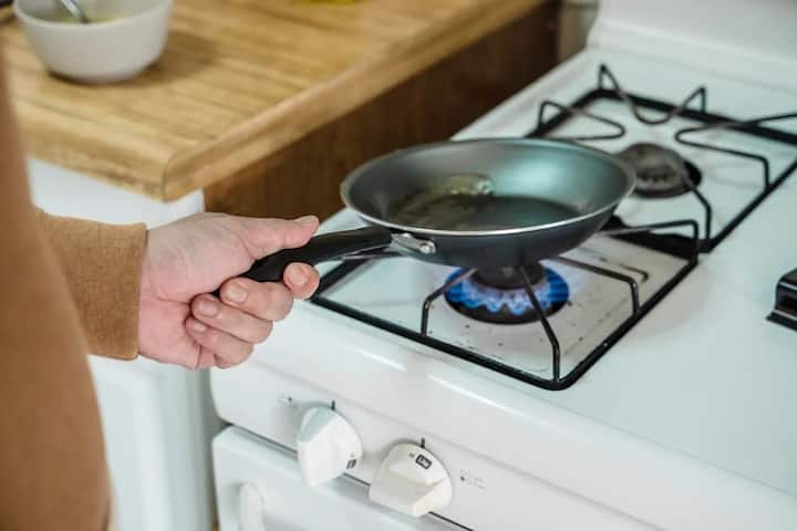 அடுப்பு சரியாக எரியவில்லை என்பதற்காக பர்னரை ஊசியாலோ, கம்பியாலோ குத்தி ஓட்டையை பெரிது செய்யக் கூடாது