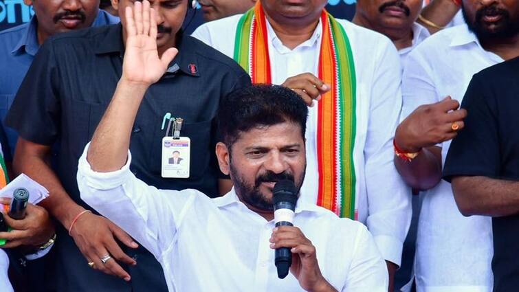 CM Revanth reddy protests before ED office to enquire on Adani companies Revanth Reddy: ఆ విగ్రహంపై చేయ్యేస్తే వీపు చింతపండే, ఆదానీపై కేటీఆర్ నోరు విప్పాలి - రేవంత్ రెడ్డి