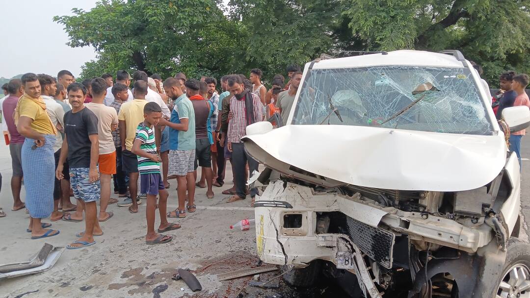Bihar Arrah Accident: बिहार के आरा में रेलिंग से टकराई तेज रफ्तार कार, 5 लोगों की मौत, विंध्याचल से लौट रहे थे सभी Bihar Arrah Accident TUV300 Car Collides with Over Bridge Railing in Ara 5 Dead and 3 Injured ANN Bihar Arrah Accident: बिहार के आरा में रेलिंग से टकराई तेज रफ्तार कार, 5 लोगों की मौत, विंध्याचल से लौट रहे थे सभी