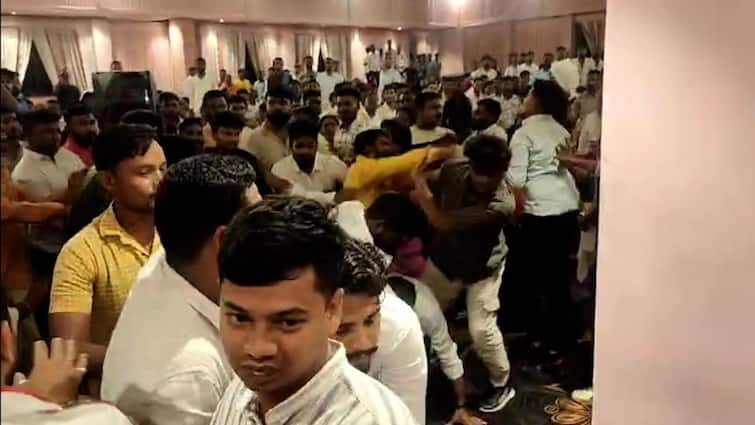 Raj Thackeray and MNS Workers As soon as Raj Thackeray announced the candidate the militants clashed, two groups clashed Chandrapur Maharashtra Politics Marathi News VIDEO : राज ठाकरेंनी उमेदवार जाहीर करताच मनसैनिक भिडले, दोन गटात हाणामारी