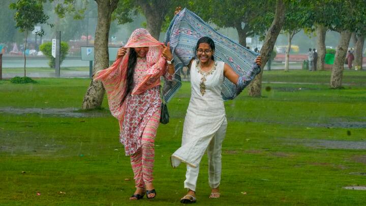 Delhi Weather Update: मौसम विभाग के अनुसार दिल्ली में गुरुवर को भी बारिश का पूर्वानुमान है. इसके अलावा, तापमान में आंशिक बदलाव के साथ उमस में बढ़ोतरी की संभावना है.