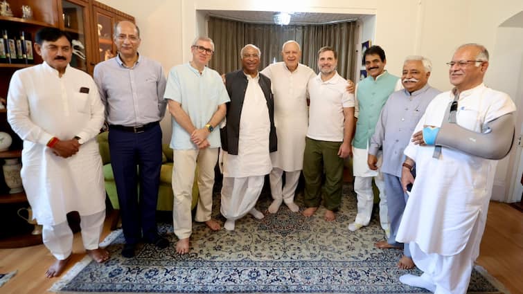 rahul gandhi meets farooq abdullah ahead of jammu kashmir assembly election 2024 Congress NC Alliance Jammu Kashmir Election: राहुल गांधी ने फारूक अब्दुल्ला से की मुलाकात, कांग्रेस और NC का होगा गठबंधन?