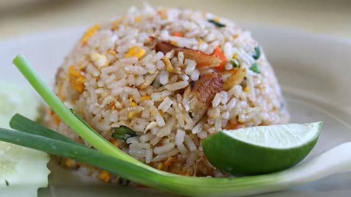 தேவையான பொருட்கள் : சோயா - 1 கப், தயிர் - 1/4 கப், பாஸ்மதி அரிசி - 250 மிலி, நெய் - 2 மேசைக்கரண்டி, தக்காளி - 2 , எண்ணெய் - 1 மேசைக்கரண்டி, தக்காளி - 2 , முழு மசாலா, பட்டை, கிராம்பு, பிரியாணி இலை - 1 ஏலக்காய் - 3 சீரகம் - சிறிதளவு, வெங்காயம் - 2 , பச்சை மிளகாய் - 2 , இஞ்சி பூண்டு விழுது - 1 தேக்கரண்டி, தக்காளி - 2 , மஞ்சள் தூள் - 1/4 தேக்கரண்டி, மிளகாய் தூள் - 1 தேக்கரண்டி, கரம் மசாலா - 1 தேக்கரண்டி, புதினா இலைகள், கொத்தமல்லி தழை, உப்பு, தண்ணீர்.