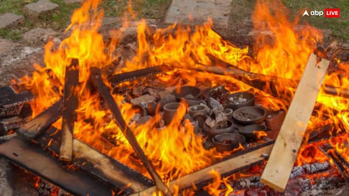 ऐसा माना जाता है श्मशान घाट पर हमेशा नकारात्मक ऊर्जा फैली होती है. शौक के माहौल में स्त्रियां अपने मन पर काबू नहीं रख पाती. ऐसे में बुरी शक्तियां उन पर हावी हो सकती है. यही कारण है कि महिलाओं को श्मशान घाट जाना मना है.