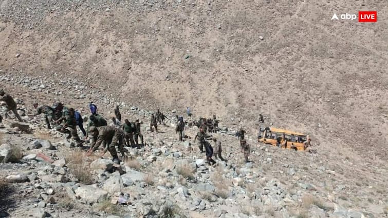 leh road bus accident private bus fell into deep gorge 6 died and many were injured Including Kids लद्दाख में बड़ा हादसा! 200 मीटर गहरी खाई में गिरी बस, 6 की मौत, 22 से ज्यादा लोग गंभीर रूप से घायल