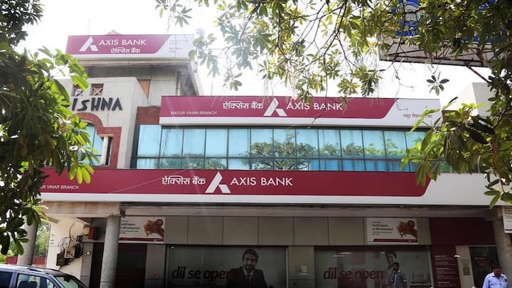 एक्सिस बैंक (Axis Bank): एक्सिस बैंक का शेयर आज 1,177 रुपये के स्तर पर कारोबार कर रहा है. इस प्राइवेट बैंक स्टॉक को जेएम फाइनेंशियल ने 1,375 रुपये का टारगेट दिया है. यानी इसमें करीब 17 फीसदी रिटर्न मिलने की उम्मीद है.