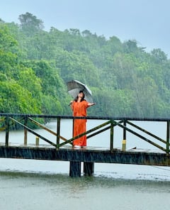 हिना खान छाता थामे मुंबई की बारिश का मजा लेती दिखीं, रिमझिम फुहारों के बीच भुलाया कैंसर का दर्द
