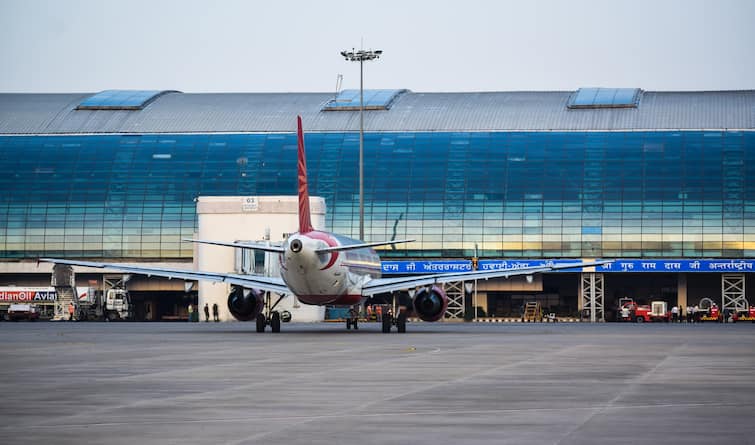 person who threatened to bomb Amritsar airport turns out to be a Punjab Police employee Crime: ਅੰਮ੍ਰਿਤਸਰ ਹਵਾਈ ਅੱਡੇ ਨੂੰ ਬੰਬ ਨਾਲ ਉਡਾਉਣ ਦੀ ਧਮਕੀ ਦੇਣ ਵਾਲਾ ਨਿਕਲਿਆ ਪੰਜਾਬ ਪੁਲਿਸ ਦਾ ਹੀ ਮੁਲਾਜ਼ਮ, ਗ੍ਰਿਫ਼ਤਾਰੀ ਤੋਂ ਬਾਅਦ ਵੱਡਾ ਖੁਲਾਸਾ 