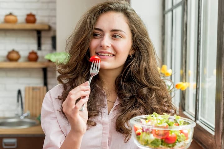 A good diet is also important for gum health. It is important for us to eat a balanced diet rich in fruits, vegetables, proteins and whole grains. A good diet is necessary to strengthen gum tissue. Tooth decay and gum swelling can be reduced by eating less sugary and acidic foods.